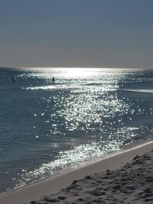 “Sandprints” Destin Luaran gambar